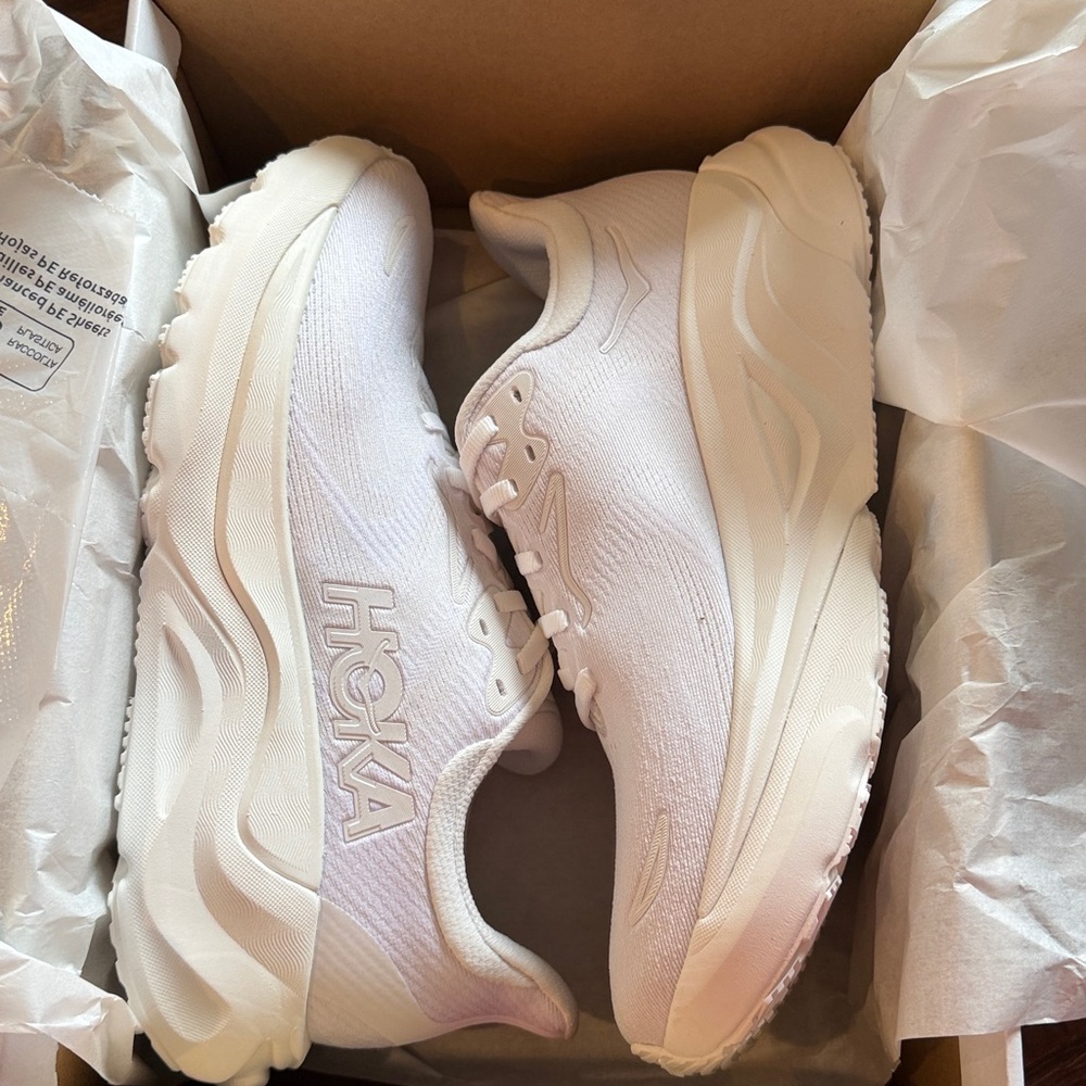 New in Box HOKA Women's Arahi 8 White/White Running Shoes - Picture 8 of 9